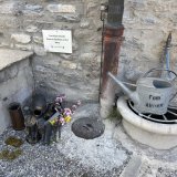 Les objets qui n'ont pas été emportés ont été déposés dans un coin du cimetière d'Ardon